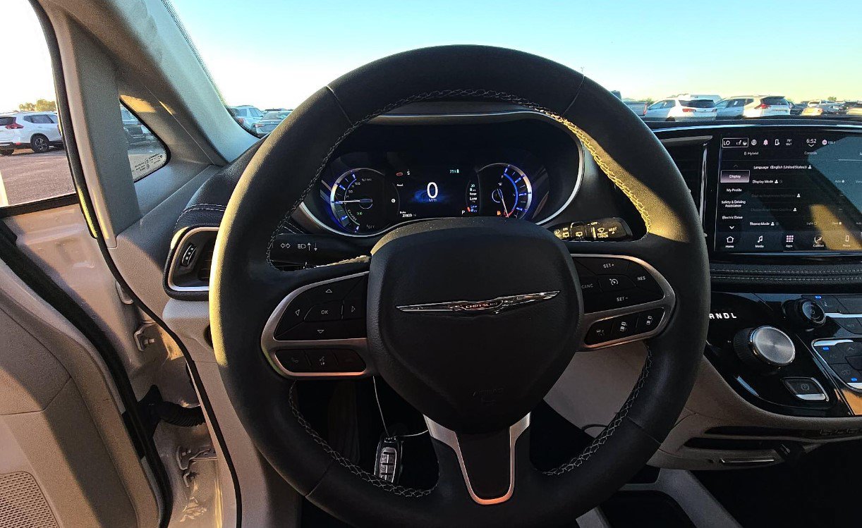Used 2022 Chrysler Pacifica Touring-L FWD image 8