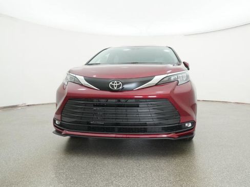 New 2026 Toyota Sienna XLE image 3
