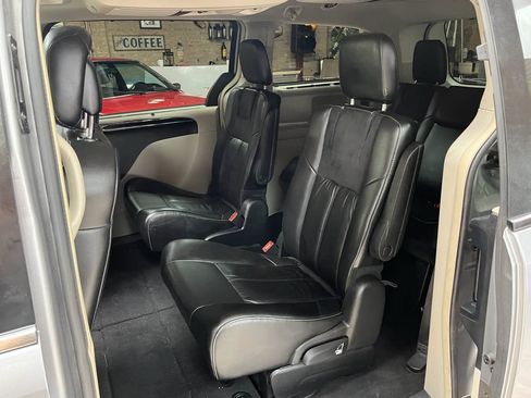Used 2015 Chrysler Town & Country Limited Platinum FWD image 21