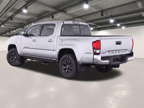 Used 2020 Toyota Tacoma SR5 RWD image 3