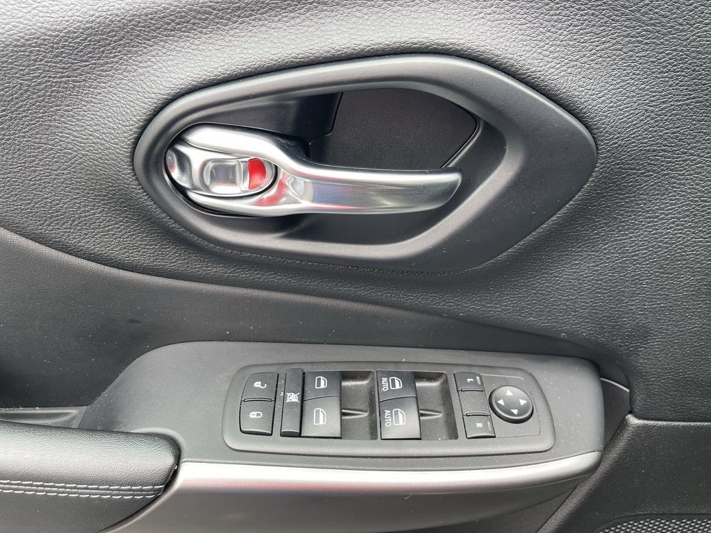 Used 2021 Jeep Cherokee Latitude FWD image 21