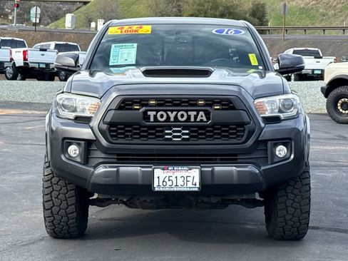 Used 2016 Toyota Tacoma TRD Sport image 9