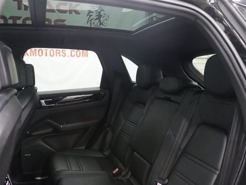 Used 2021 Porsche Cayenne AWD/4WD image 16