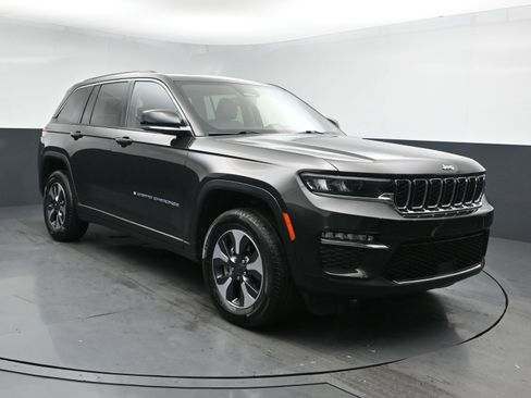Used 2023 Jeep Grand Cherokee 4WD 4xe image 2