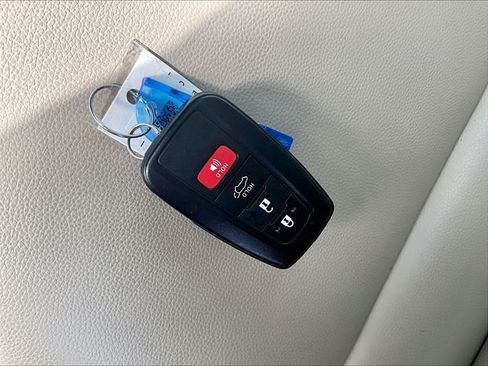 Used 2023 Toyota Highlander XLE AWD/4WD image 11