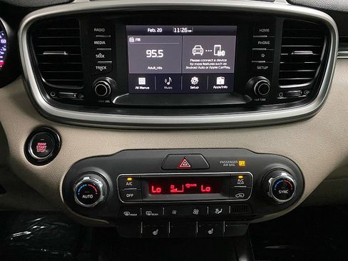 Used 2020 Kia Sorento S image 19