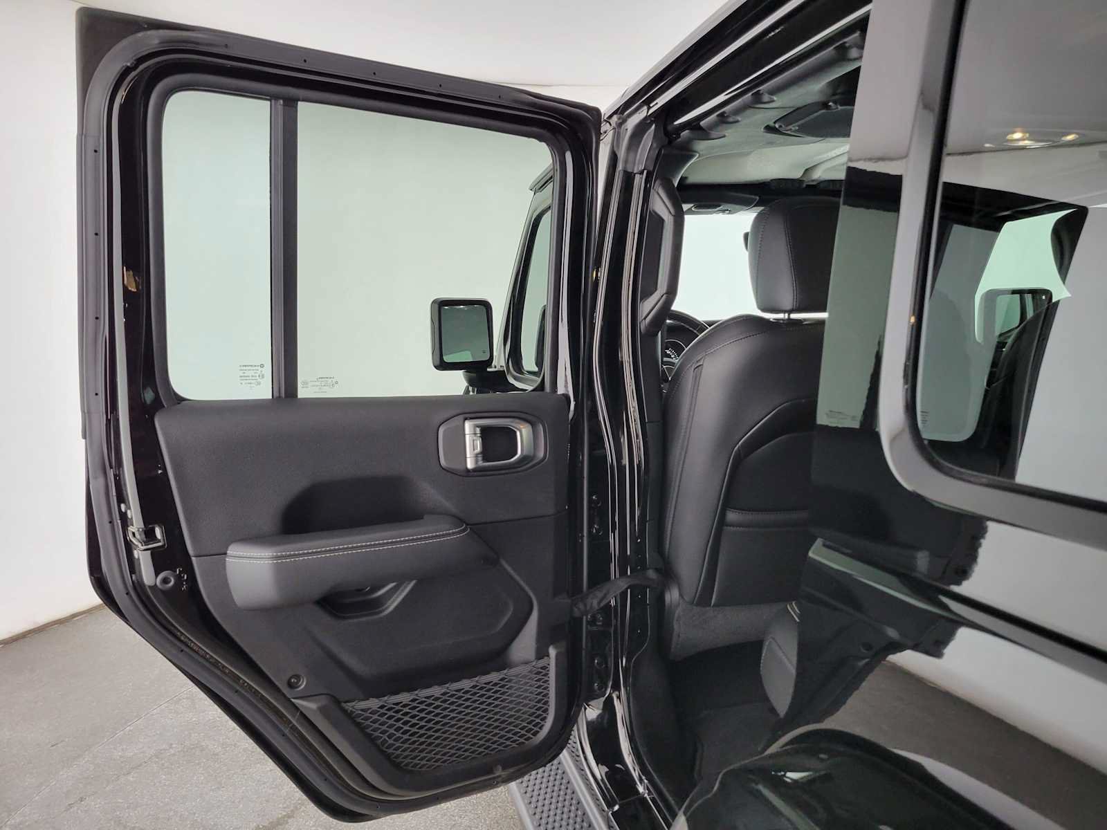 Used 2022 Jeep Wrangler Unlimited Sahara AWD/4WD image 15