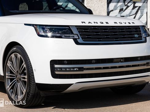 Used 2023 Land Rover Range Rover SE image 2