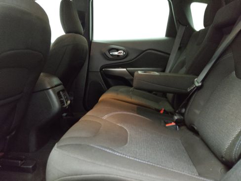 Used 2021 Jeep Cherokee Latitude FWD image 18