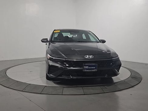 Certified 2025 Hyundai Elantra Limited w/ Cargo Package FWD image 10