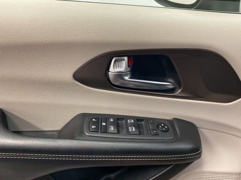 Used 2020 Chrysler Voyager Lxi image 16