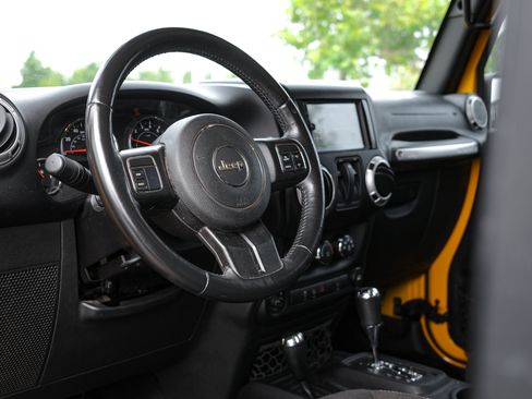 Used 2015 Jeep Wrangler Sahara AWD/4WD image 17