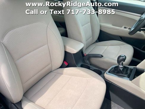 Used 2019 Hyundai Elantra SE image 17