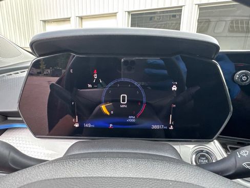 Used 2025 Chevrolet Trax LT FWD image 3
