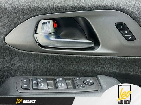 Used 2025 Chrysler Pacifica Select FWD image 20