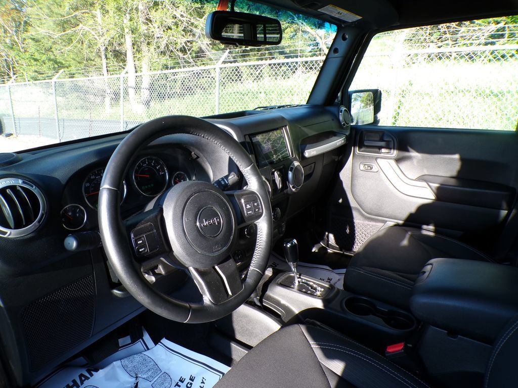 Used 2017 Jeep Wrangler Unlimited Sahara AWD/4WD image 11