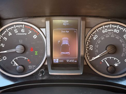 Used 2021 Toyota Tacoma TRD Off-Road AWD/4WD image 13