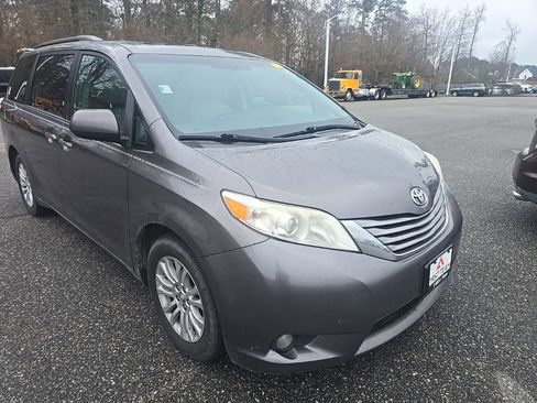 Used 2017 Toyota Sienna XLE Premium image 3
