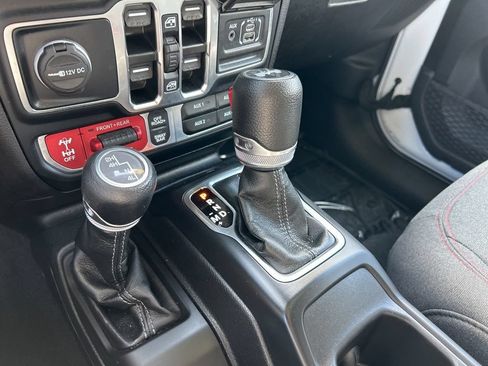 Used 2024 Jeep Wrangler Unlimited Rubicon AWD/4WD image 28