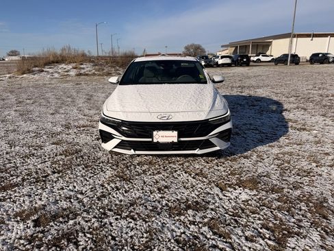 Used 2025 Hyundai Elantra SEL image 2