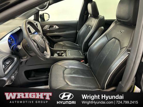 Used 2025 Chrysler Pacifica Limited FWD image 11