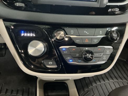 Used 2019 Chrysler Pacifica Touring Plus w/ Tire & Wheel Group FWD image 15