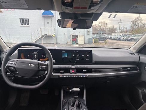 Used 2025 Kia K4 LXS image 32