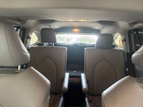 Used 2021 Toyota Highlander XLE FWD image 17