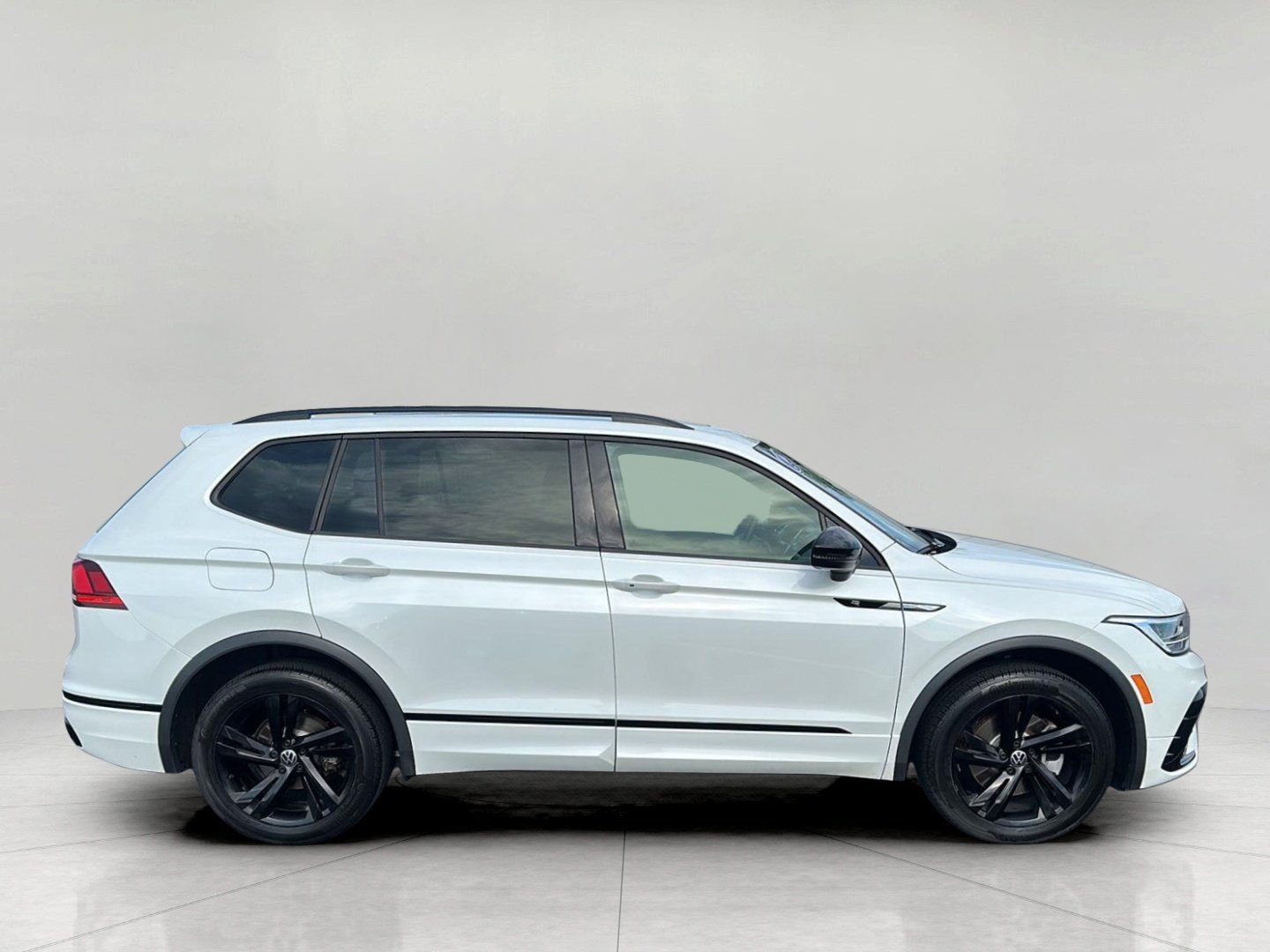 Used 2023 Volkswagen Tiguan SE R-Line FWD image 8