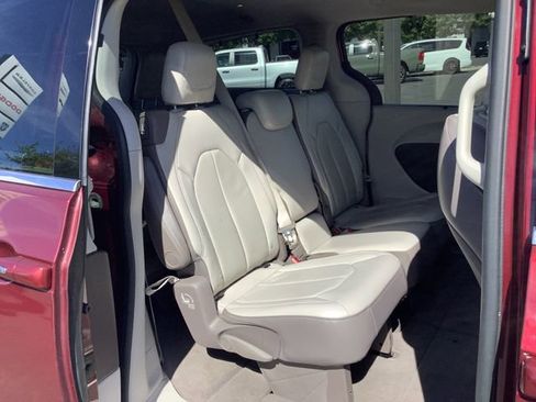 Used 2017 Chrysler Pacifica Touring-L image 32