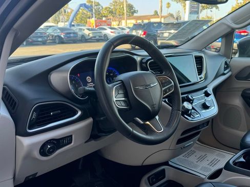 Used 2023 Chrysler Pacifica Touring-L FWD image 11