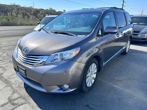 Used 2012 Toyota Sienna Limited w/ LTD Navigation Pkg AWD/4WD image 2