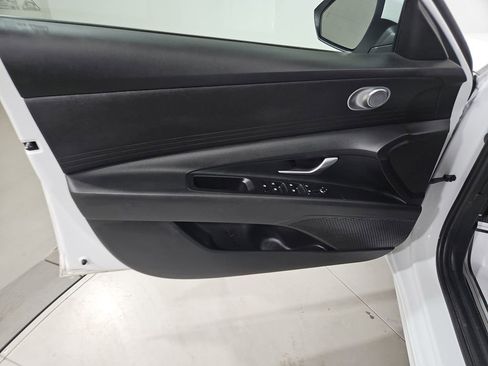 Certified 2025 Hyundai Elantra Hybrid FWD image 12