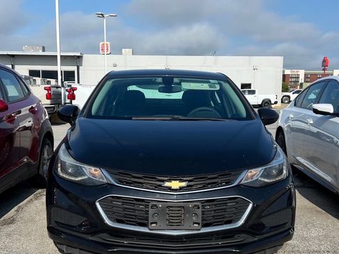 Used 2017 Chevrolet Cruze LT FWD image 2
