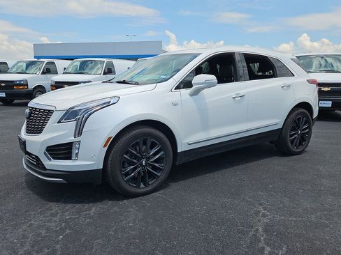 Used 2022 Cadillac XT5 Premium Luxury w/ Technology Package FWD image 2