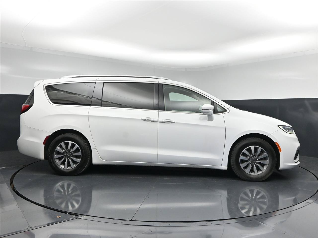 Used 2021 Chrysler Pacifica Touring-L FWD image 4