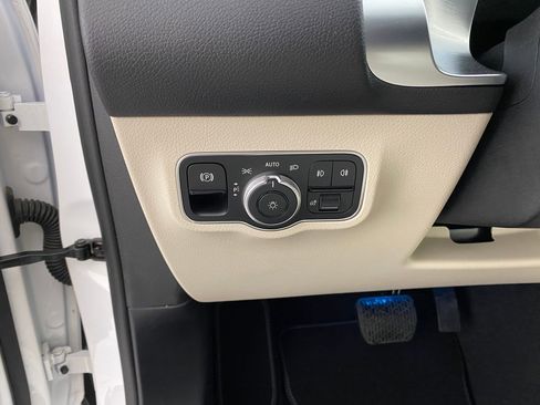 New 2025 Mercedes-Benz GLB 250 4MATIC image 17