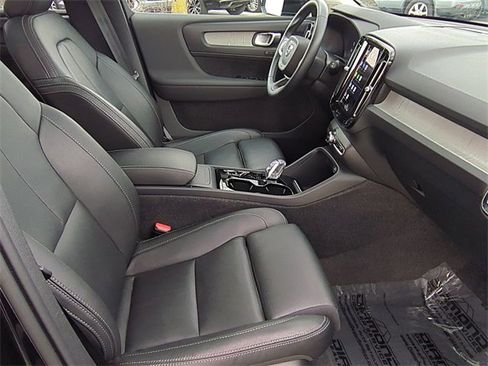 Used 2025 Volvo XC40 B5 Plus image 21