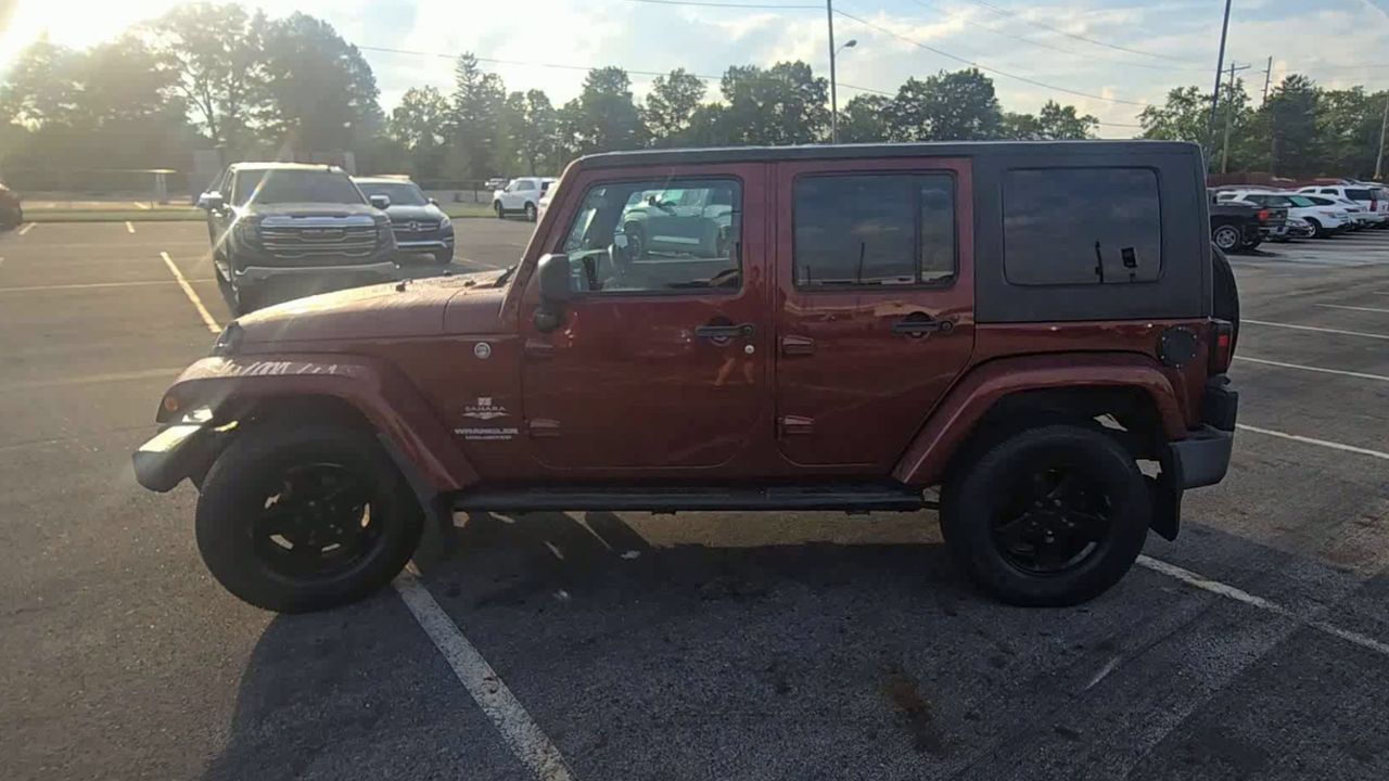 Used 2010 Jeep Wrangler Unlimited Sahara AWD/4WD image 6