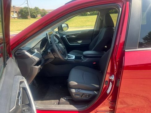 Used 2025 Toyota RAV4 XLE FWD image 5
