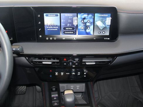 Used 2026 Nissan Kicks SR FWD image 18