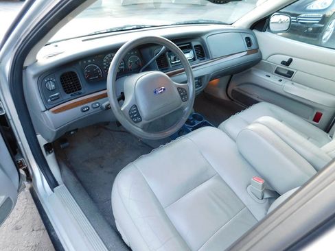 Used 2003 Ford Crown Victoria LX RWD image 18