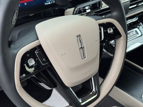Used 2025 Lincoln Corsair Reserve AWD/4WD image 10