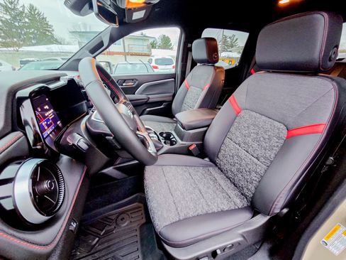 Used 2024 Chevrolet Colorado Z71 w/ Z71 Convenience Package 2 image 24