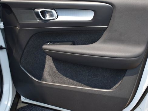 Used 2022 Volvo XC40 T5 Momentum w/ Premium Package image 45