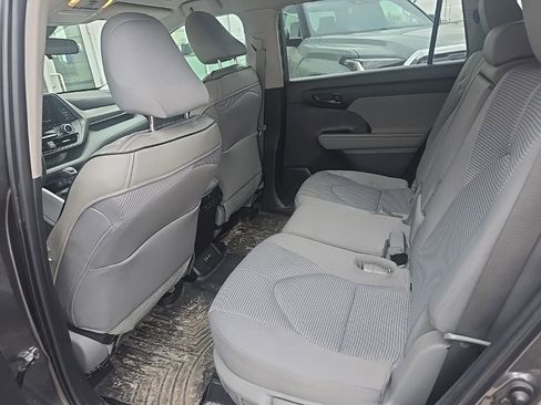 Used 2023 Toyota Highlander LE image 12