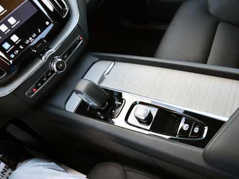 Used 2025 Volvo XC60 B5 Plus image 26