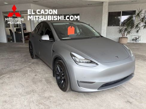 Used 2022 Tesla Model Y Long Range AWD/4WD image 1
