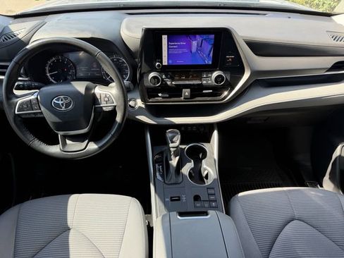 Used 2023 Toyota Highlander LE FWD image 9