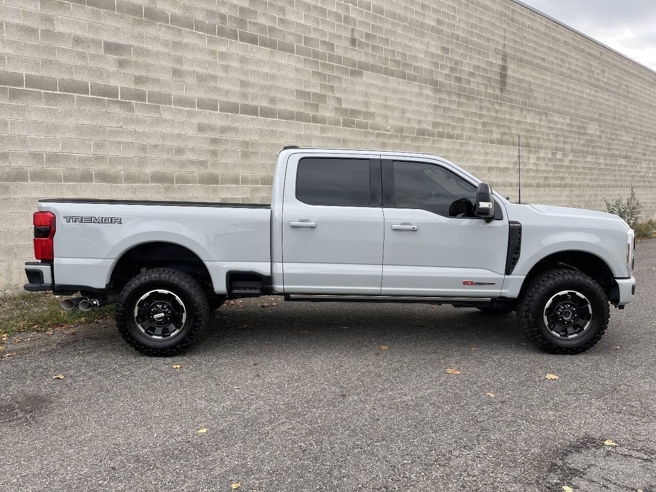 Used 2026 Ford F350 Platinum w/ Tremor Off-Road Package AWD/4WD image 3